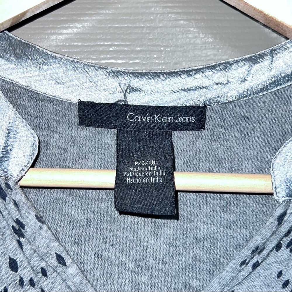 Calvin Klein - Picture 2 of 3